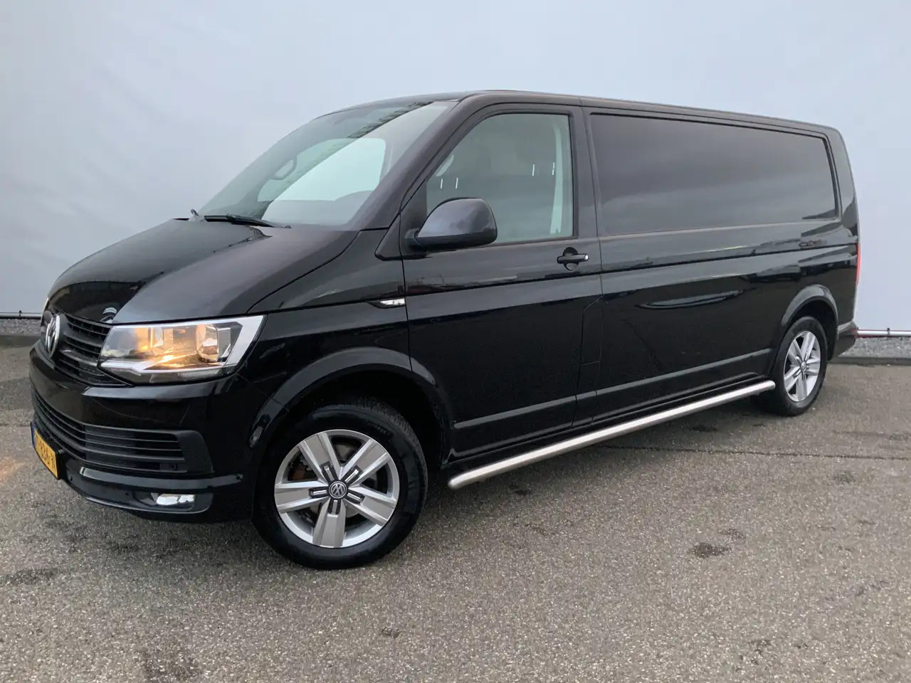 Volkswagen T6 Transporter 2.0 TDI L2H2 Highline Automaat Airco Cruise Navi A - Fourgon utilitaire: photos 1 Volkswagen T6 Transporter 2.0 TDI L2H2 Highline Automaat Airco Cruise Navi A - Fourgon utilitaire: photos 1