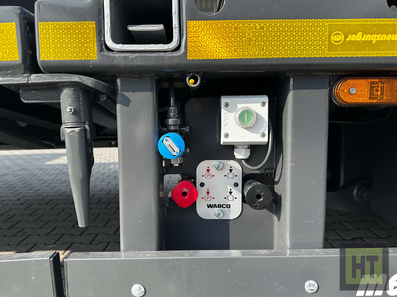 Meusburger 3-Achs-Tele-Semi mit 1 Paar Radmulden und hydr. Rampen - Semi-remorque surbaissé: photos 5 Meusburger 3-Achs-Tele-Semi mit 1 Paar Radmulden und hydr. Rampen - Semi-remorque surbaissé: photos 5