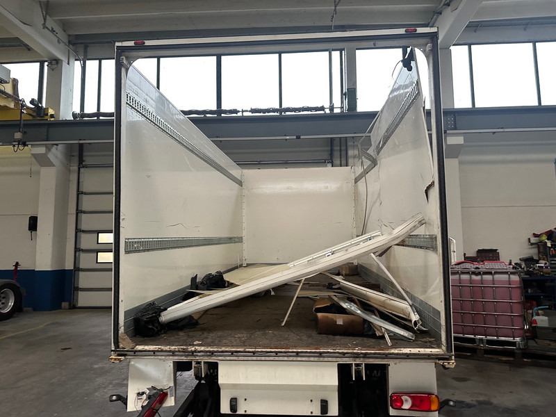 Renault D240 - Camion fourgon: photos 4 Renault D240 - Camion fourgon: photos 4