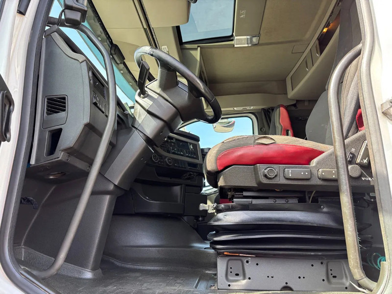 Photo d'intérieur 1: Camion grue Volvo FH 540 8X4 Euro 6 Palfinger PK 53002 + PJ125 Fly jib