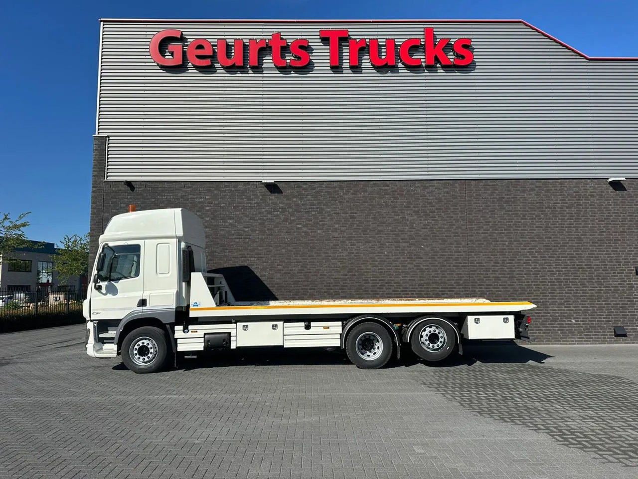 DAF CF 410 6X2 M4SN3 OPRIJWAGEN / MACHINE TRANSPORTE - Camion porte-voitures: photos 1 DAF CF 410 6X2 M4SN3 OPRIJWAGEN / MACHINE TRANSPORTE - Camion porte-voitures: photos 1