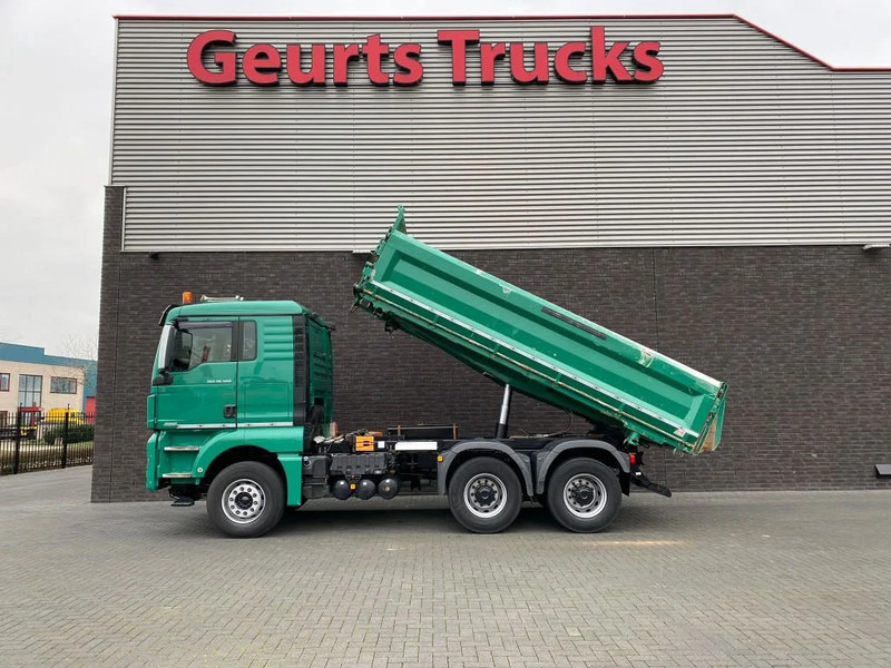 MAN TGX 26.560 6X4 BB + 3 ZIJDIGE KIPPER/TIPPER BORD MATIC - Camion benne: photos 1 MAN TGX 26.560 6X4 BB + 3 ZIJDIGE KIPPER/TIPPER BORD MATIC - Camion benne: photos 1