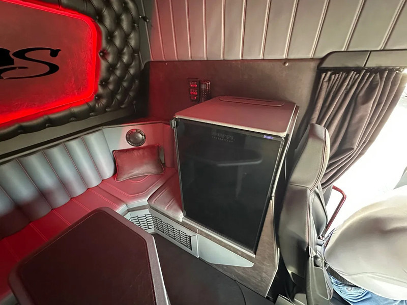 Tracteur routier Scania S660 V8 6X2 LONGLINE SPECIAL INTERIOR BUFFL TREKKER MET HYDRAULIEK / SATTELZUG / TRACTOR UNIT / CAMIÓN: photos 19 Tracteur routier Scania S660 V8 6X2 LONGLINE SPECIAL INTERIOR BUFFL TREKKER MET HYDRAULIEK / SATTELZUG / TRACTOR UNIT / CAMIÓN: photos 19