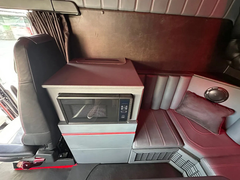 Tracteur routier Scania S660 V8 6X2 LONGLINE SPECIAL INTERIOR BUFFL TREKKER MET HYDRAULIEK / SATTELZUG / TRACTOR UNIT / CAMIÓN: photos 18 Tracteur routier Scania S660 V8 6X2 LONGLINE SPECIAL INTERIOR BUFFL TREKKER MET HYDRAULIEK / SATTELZUG / TRACTOR UNIT / CAMIÓN: photos 18