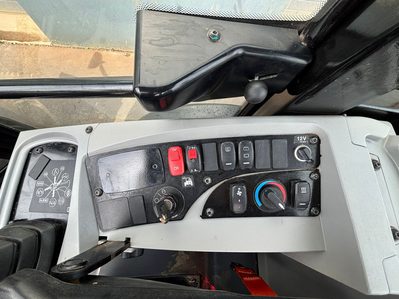 Chargeuse sur pneus Caterpillar 908M: photos 13 Chargeuse sur pneus Caterpillar 908M: photos 13