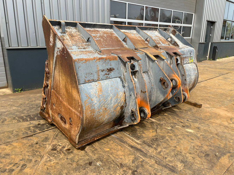 Doosan Bucket DL420-3 4500 l - Godet: photos 1 Doosan Bucket DL420-3 4500 l - Godet: photos 1