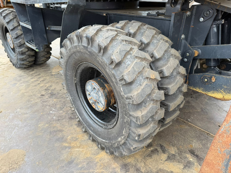 Pelle sur pneus Komatsu PW180-11: photos 13