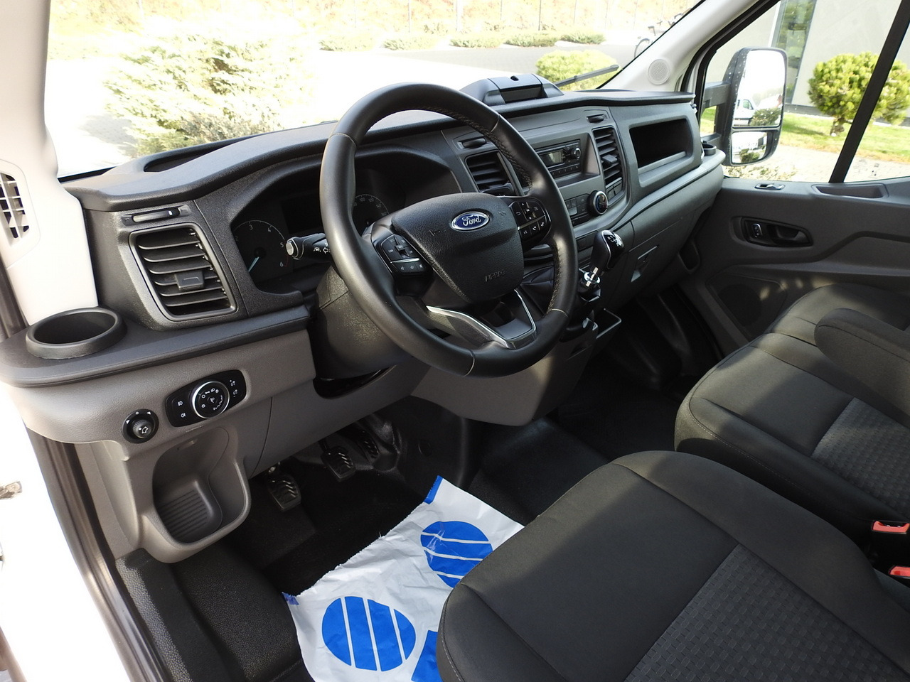 FORD TRANSIT BOX LIFT 8 PALLETS CRUISE CONTROL AIR CONDITIONING 130HP - Fourgon grand volume: photos 2 FORD TRANSIT BOX LIFT 8 PALLETS CRUISE CONTROL AIR CONDITIONING 130HP - Fourgon grand volume: photos 2