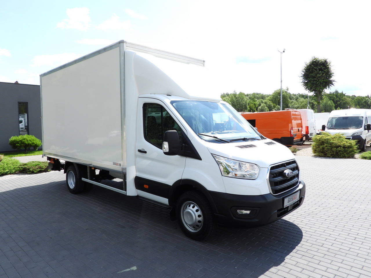 FORD TRANSIT BOX LIFT 8 PALLETS CRUISE CONTROL LED LIGHTS TWIN WHEELS AIR CONDITIONING 130HP - Fourgon grand volume: photos 4 FORD TRANSIT BOX LIFT 8 PALLETS CRUISE CONTROL LED LIGHTS TWIN WHEELS AIR CONDITIONING 130HP - Fourgon grand volume: photos 4