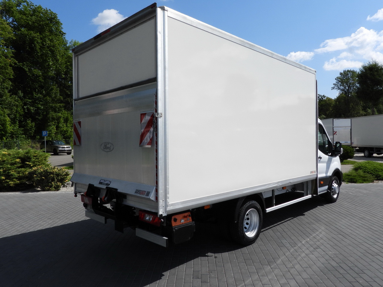 FORD TRANSIT BOX LIFT 8 PALLETS CRUISE CONTROL LED LIGHTS TWIN WHEELS AIR CONDITIONING 130HP - Fourgon grand volume: photos 3 FORD TRANSIT BOX LIFT 8 PALLETS CRUISE CONTROL LED LIGHTS TWIN WHEELS AIR CONDITIONING 130HP - Fourgon grand volume: photos 3