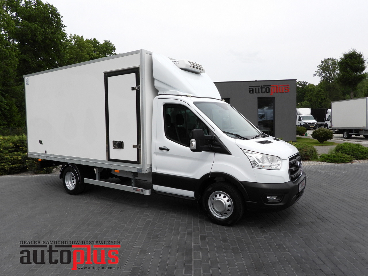 FORD TRANSIT BOX / REFRIGERATOR BOX 5*C / CRUISE CONTROL LED LIGHTS TWIN WHEELS AIR CONDITIONING 130HP - Fourgon grand volume: photos 1 FORD TRANSIT BOX / REFRIGERATOR BOX 5*C / CRUISE CONTROL LED LIGHTS TWIN WHEELS AIR CONDITIONING 130HP - Fourgon grand volume: photos 1