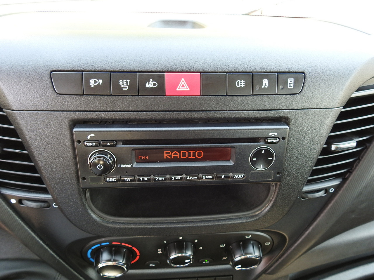 Utilitaire benne IVECO DAILY 35C13 TIPPER CRUISE CONTROL AIR CONDITIONING TWIN WHEELS  130HP: photos 36