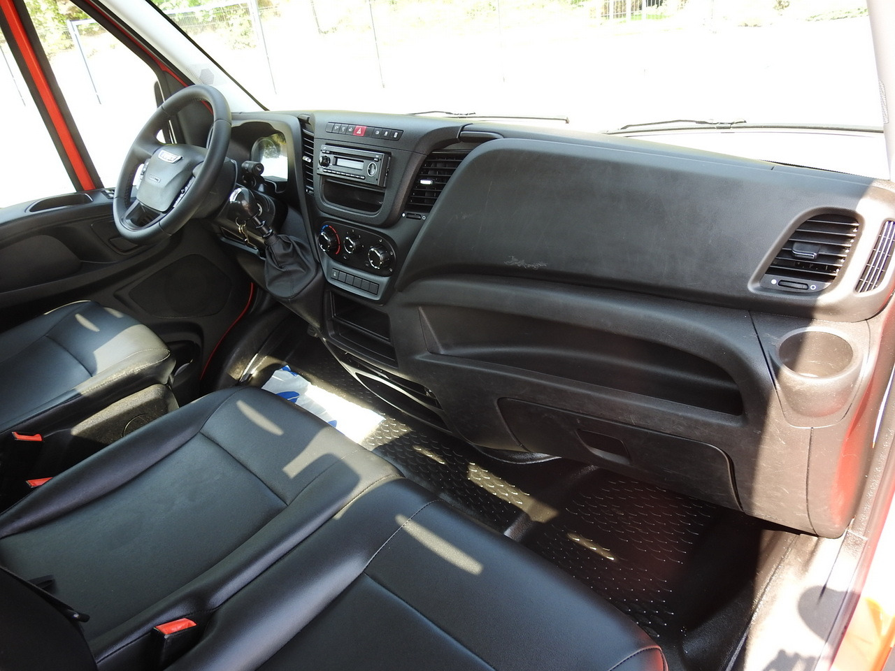 Utilitaire benne IVECO DAILY 35C13 TIPPER CRUISE CONTROL AIR CONDITIONING TWIN WHEELS  130HP: photos 39