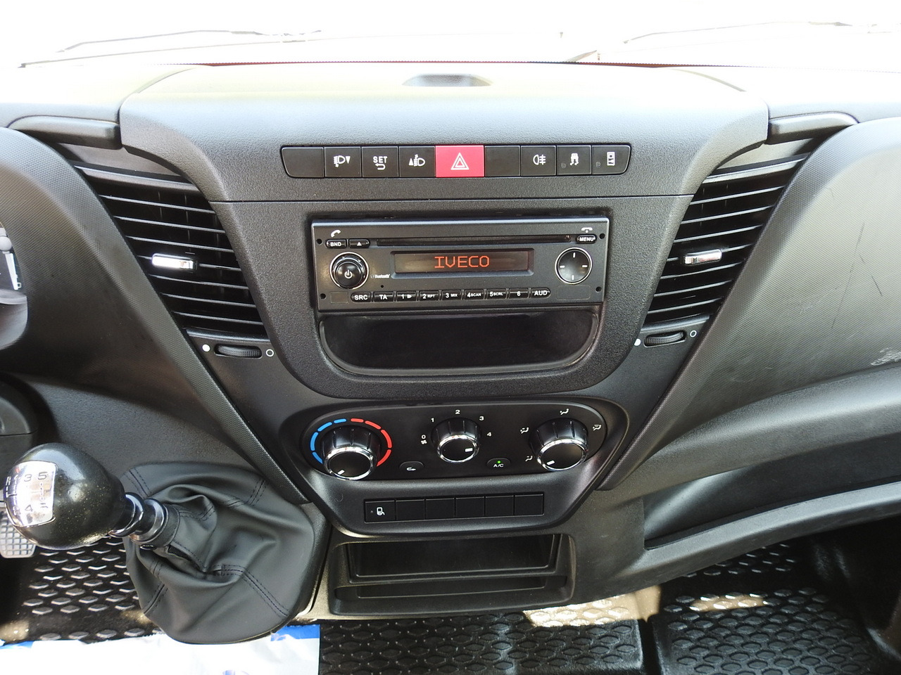 Utilitaire benne IVECO DAILY 35C13 TIPPER CRUISE CONTROL AIR CONDITIONING TWIN WHEELS  130HP: photos 35