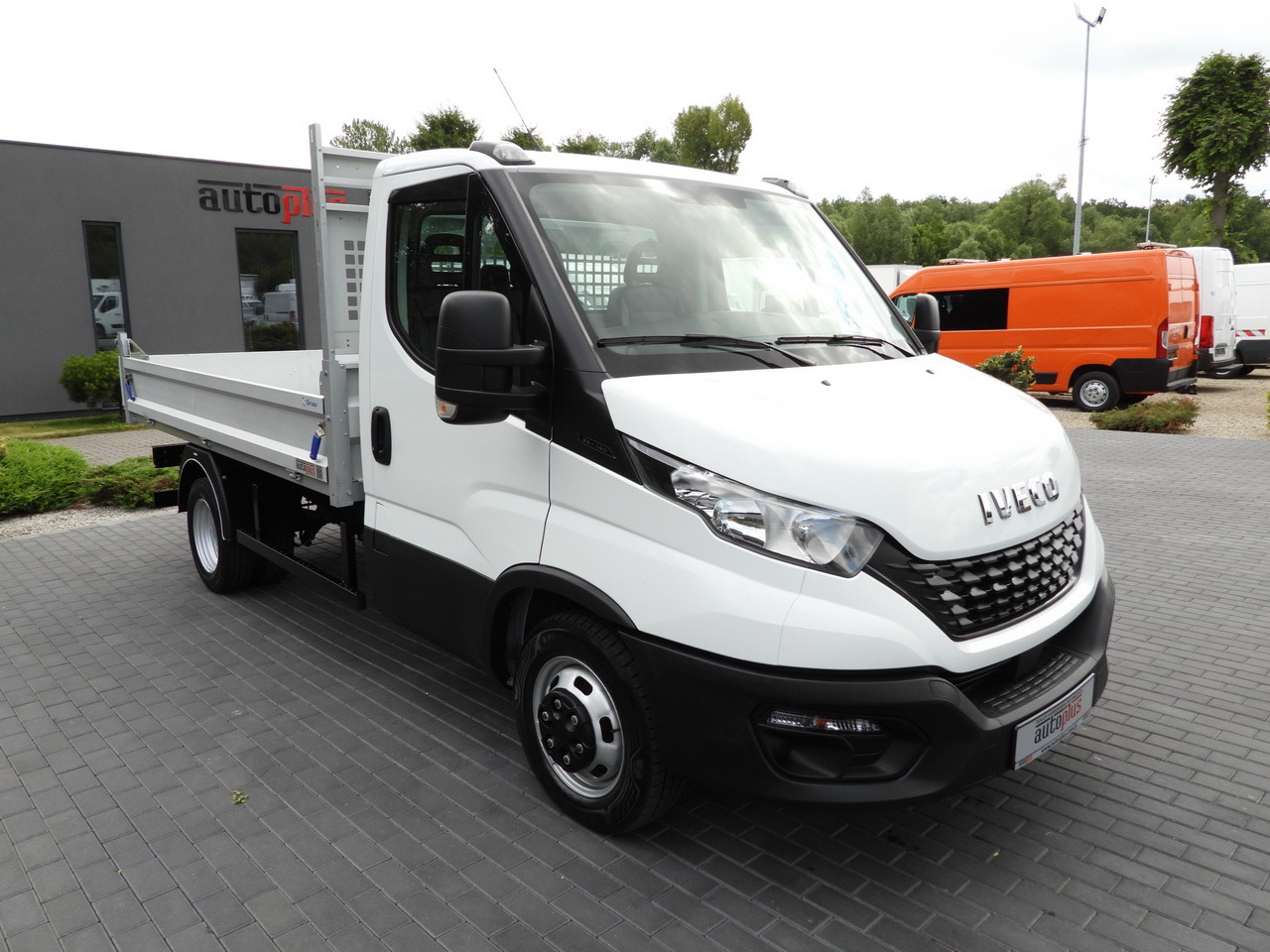 IVECO DAILY 35C14 CRUISE CONTROL TWIN WHEELS AIR CONDITIONING  140HP - Utilitaire benne: photos 4 IVECO DAILY 35C14 CRUISE CONTROL TWIN WHEELS AIR CONDITIONING  140HP - Utilitaire benne: photos 4
