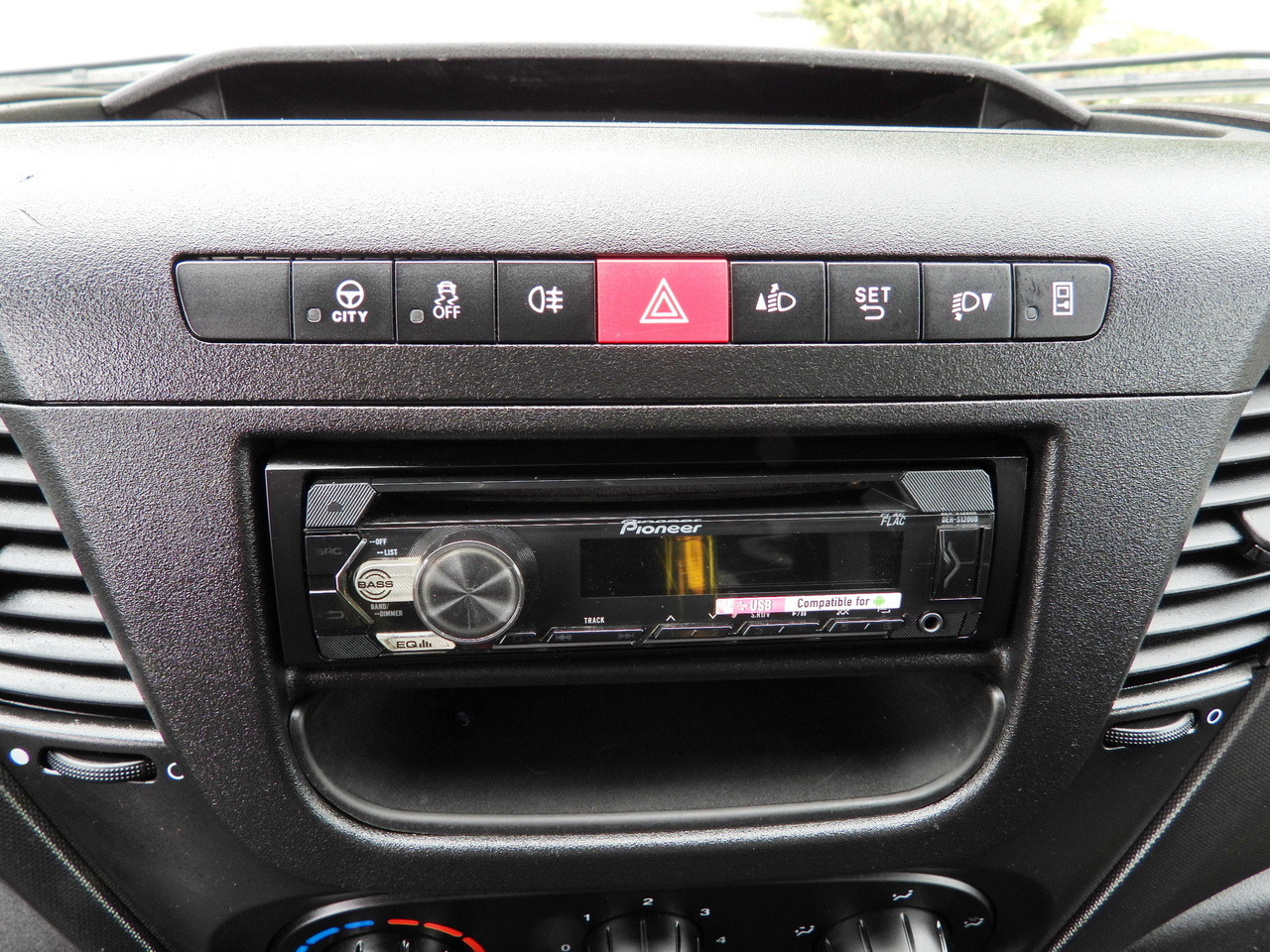 Utilitaire benne IVECO DAILY 35C14 TIPPER CRUISE CONTROL TWIN WHEELS 140HP: photos 36 Utilitaire benne IVECO DAILY 35C14 TIPPER CRUISE CONTROL TWIN WHEELS 140HP: photos 36