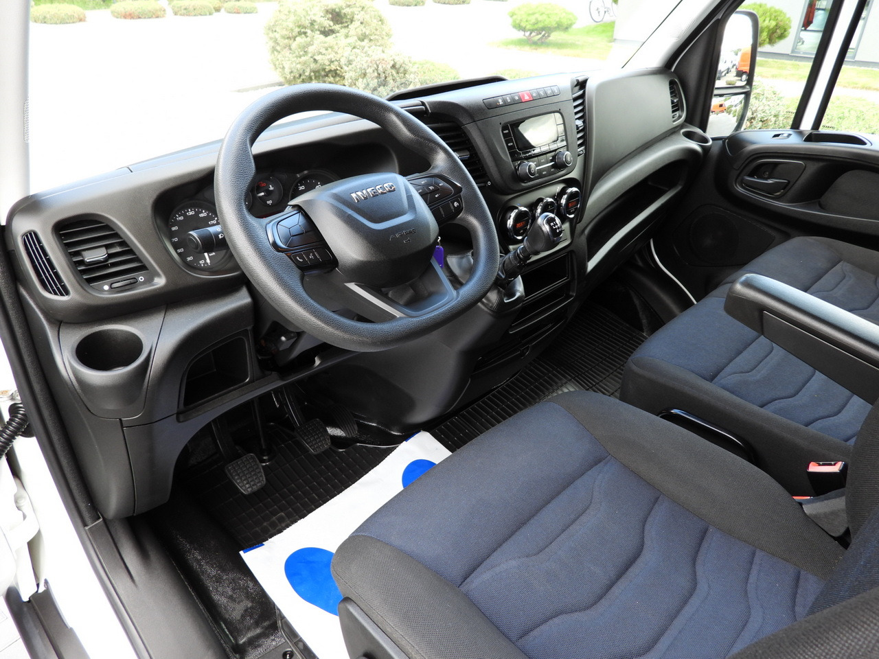 IVECO DAILY 35C16 BOX LIFT 8 PALLETS CRUISE CONTROL TWIN WHEELS AIR CONDITIONING 160HP - Fourgon grand volume: photos 2 IVECO DAILY 35C16 BOX LIFT 8 PALLETS CRUISE CONTROL TWIN WHEELS AIR CONDITIONING 160HP - Fourgon grand volume: photos 2