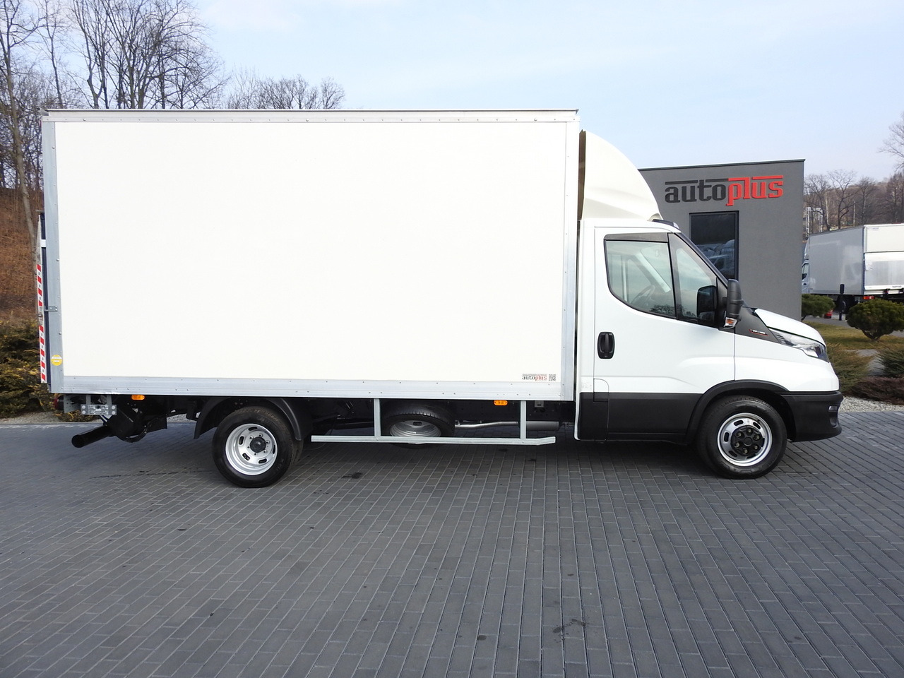 Fourgon grand volume IVECO DAILY 35C16 BOX LIFT 8 PALLETS CRUISE CONTROL TWIN WHEELS AIR CONDITIONING 160HP: photos 7 Fourgon grand volume IVECO DAILY 35C16 BOX LIFT 8 PALLETS CRUISE CONTROL TWIN WHEELS AIR CONDITIONING 160HP: photos 7