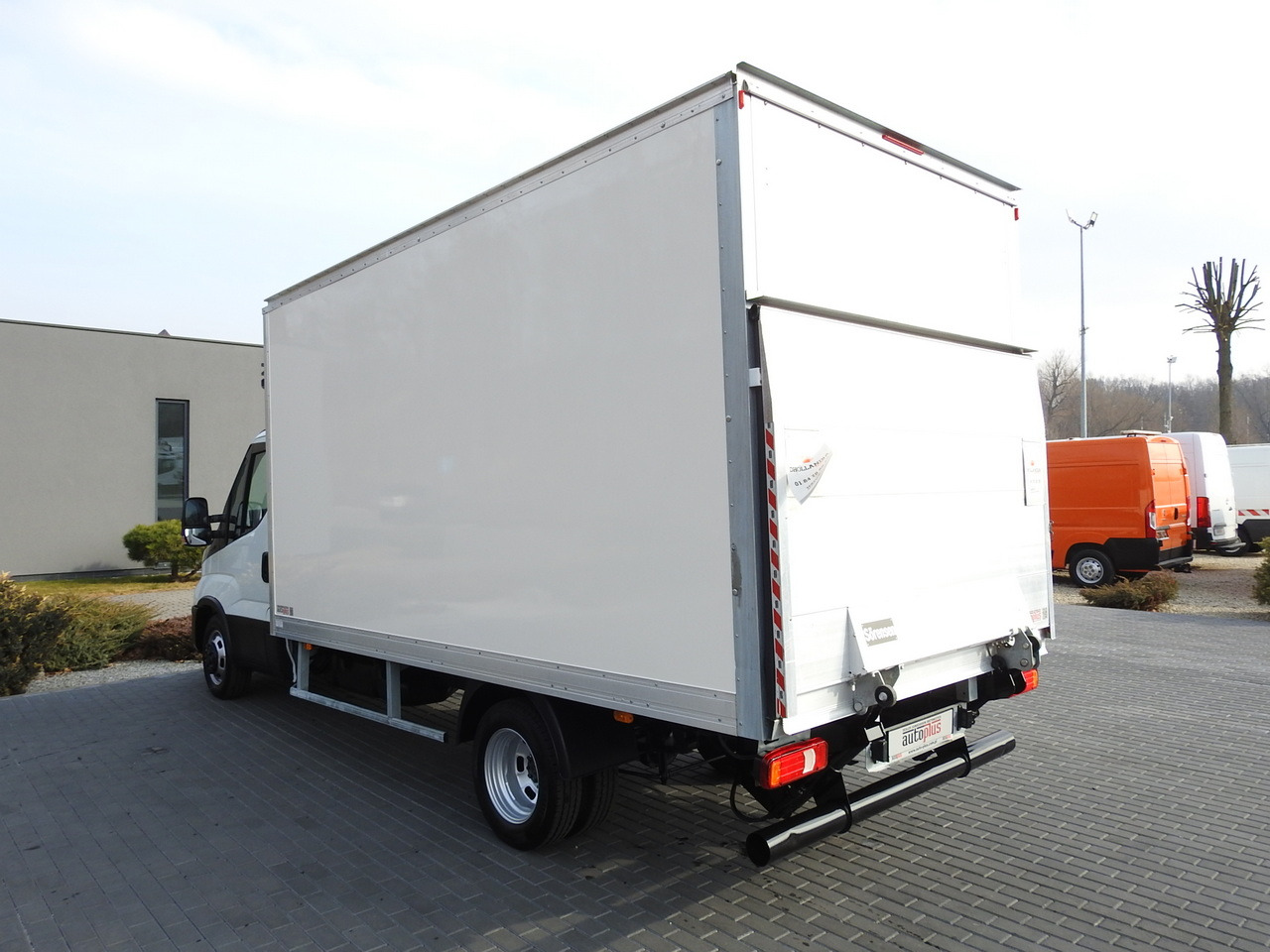 Fourgon grand volume IVECO DAILY 35C16 BOX LIFT 8 PALLETS CRUISE CONTROL TWIN WHEELS AIR CONDITIONING 160HP: photos 9 Fourgon grand volume IVECO DAILY 35C16 BOX LIFT 8 PALLETS CRUISE CONTROL TWIN WHEELS AIR CONDITIONING 160HP: photos 9