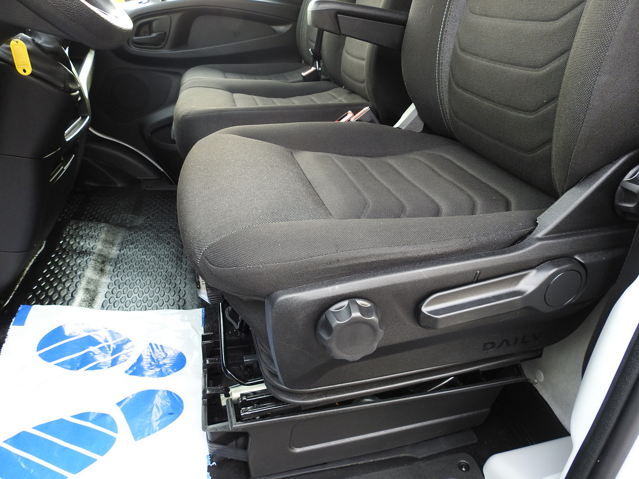 Fourgon grand volume IVECO DAILY 35C16 BOX LIFT 8 PALLETS CRUISE CONTROL TWIN WHEELS AIR CONDITIONING 160HP: photos 27 Fourgon grand volume IVECO DAILY 35C16 BOX LIFT 8 PALLETS CRUISE CONTROL TWIN WHEELS AIR CONDITIONING 160HP: photos 27