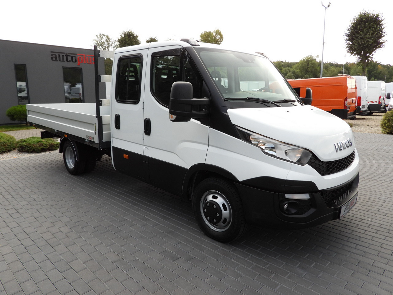 IVECO DAILY 35C17 STAKE BODY DOUBLE CABIN DOKA 7 SEATS CRUISE CONTROL TWIN WHEELS AIR CONDITIONING 170HP - Utilitaire double cabine: photos 4 IVECO DAILY 35C17 STAKE BODY DOUBLE CABIN DOKA 7 SEATS CRUISE CONTROL TWIN WHEELS AIR CONDITIONING 170HP - Utilitaire double cabine: photos 4