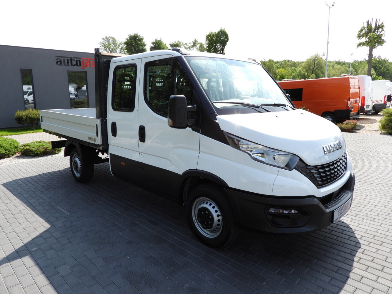 IVECO DAILY 35S12 STAKE BODY DOUBLE CABIN DOKA 7 SEATS AIR CONDITIONING  120HP - Utilitaire double cabine: photos 4 IVECO DAILY 35S12 STAKE BODY DOUBLE CABIN DOKA 7 SEATS AIR CONDITIONING  120HP - Utilitaire double cabine: photos 4