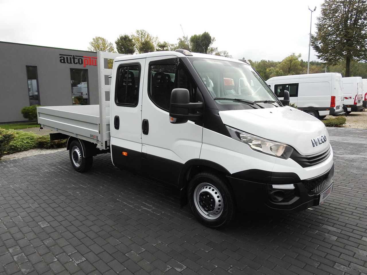 IVECO DAILY 35S15 STAKE BODY DOUBLE CABIN DOKA 7 SEATS AIR CONDITIONING 150HP - Utilitaire double cabine: photos 4 IVECO DAILY 35S15 STAKE BODY DOUBLE CABIN DOKA 7 SEATS AIR CONDITIONING 150HP - Utilitaire double cabine: photos 4