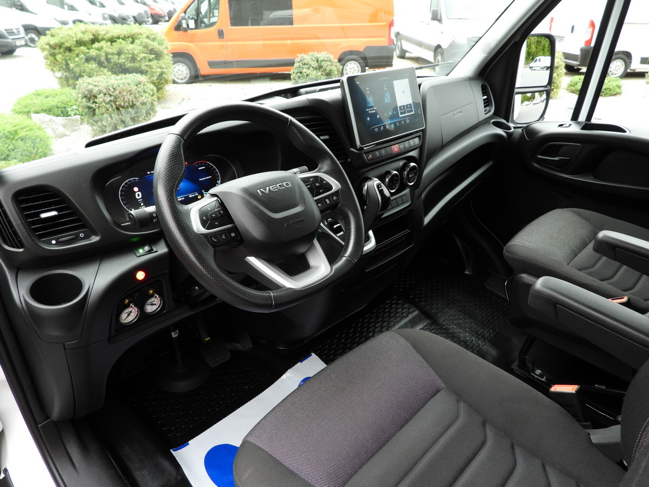 IVECO DAILY 35S18 BOX HI-MATIC LIFT 8 PALLETS CRUISE CONTROL NAVIGATION LED LIGHTS PNEUMATICS AUTOMATIC TRANSMISSION HI-MATIC AIR CONDITIONING  180HP - Utilitaire frigorifique: photos 2 IVECO DAILY 35S18 BOX HI-MATIC LIFT 8 PALLETS CRUISE CONTROL NAVIGATION LED LIGHTS PNEUMATICS AUTOMATIC TRANSMISSION HI-MATIC AIR CONDITIONING  180HP - Utilitaire frigorifique: photos 2