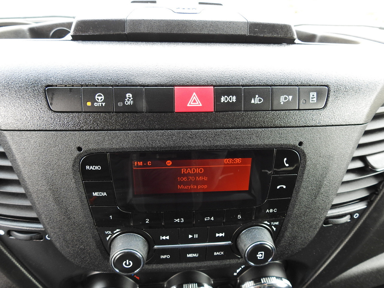 Utilitaire rideaux coulissants (PLSC) IVECO DAILY 35S18 TARPAULIN 10 PALLETS WEBASTO CRUISE CONTROL AIR CONDITIONING 180HP: photos 38 Utilitaire rideaux coulissants (PLSC) IVECO DAILY 35S18 TARPAULIN 10 PALLETS WEBASTO CRUISE CONTROL AIR CONDITIONING 180HP: photos 38