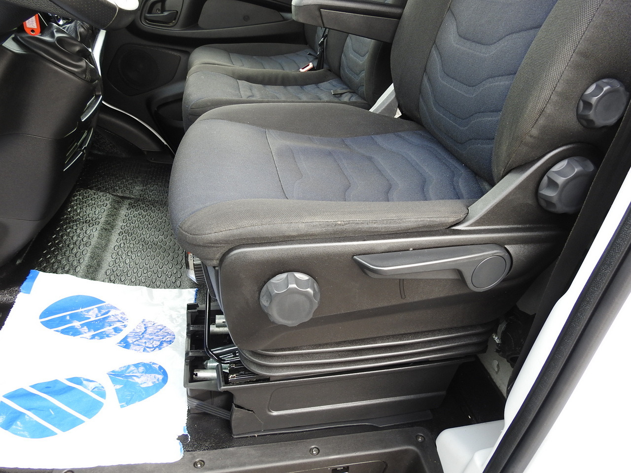 Utilitaire rideaux coulissants (PLSC) IVECO DAILY 35S18 TARPAULIN 10 PALLETS WEBASTO CRUISE CONTROL AIR CONDITIONING 180HP: photos 30 Utilitaire rideaux coulissants (PLSC) IVECO DAILY 35S18 TARPAULIN 10 PALLETS WEBASTO CRUISE CONTROL AIR CONDITIONING 180HP: photos 30