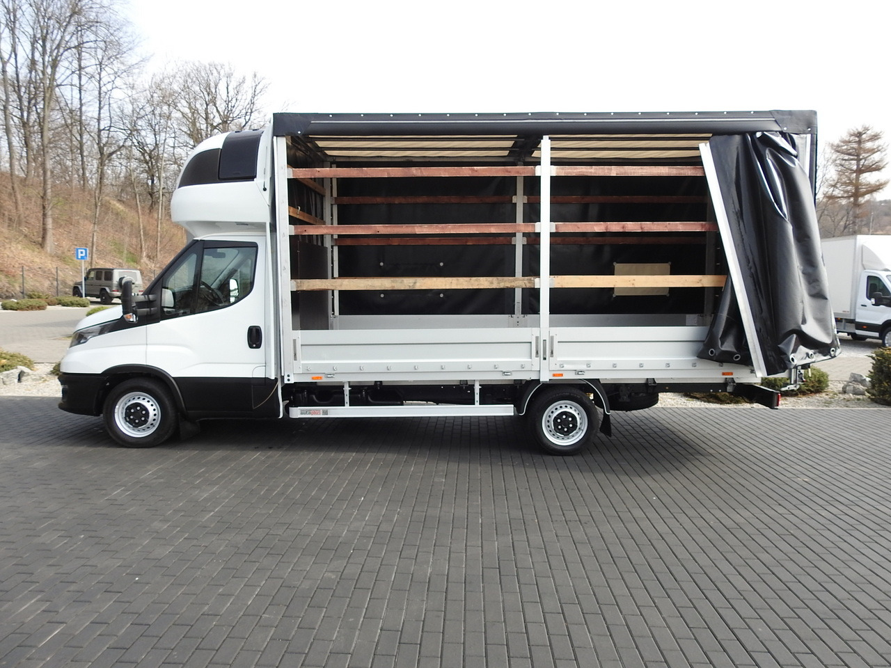 Utilitaire rideaux coulissants (PLSC) IVECO DAILY 35S18 TARPAULIN 10 PALLETS WEBASTO CRUISE CONTROL AIR CONDITIONING 180HP: photos 8 Utilitaire rideaux coulissants (PLSC) IVECO DAILY 35S18 TARPAULIN 10 PALLETS WEBASTO CRUISE CONTROL AIR CONDITIONING 180HP: photos 8