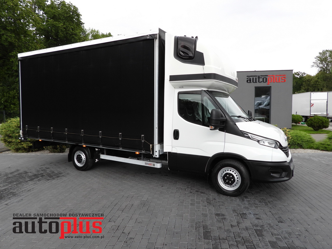 IVECO DAILY 35S18 TARPAULIN 10 PALLETS WEBASTO CRUISE CONTROL NAVIGATION LED LIGHTS AIR CONDITIONING  180HP - Utilitaire rideaux coulissants (PLSC): photos 1 IVECO DAILY 35S18 TARPAULIN 10 PALLETS WEBASTO CRUISE CONTROL NAVIGATION LED LIGHTS AIR CONDITIONING  180HP - Utilitaire rideaux coulissants (PLSC): photos 1