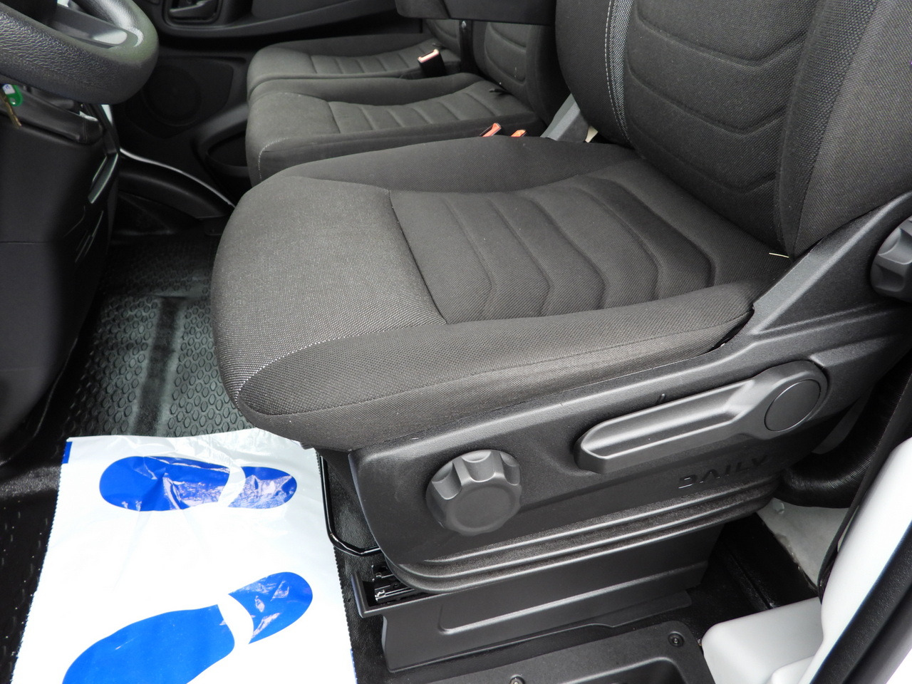 Utilitaire rideaux coulissants (PLSC) IVECO DAILY 35S18 TARPAULIN LIFT 8 PALLETS WEBASTO CRUISE CONTROL LED LIGHTS AIR CONDITIONING  180HP: photos 32