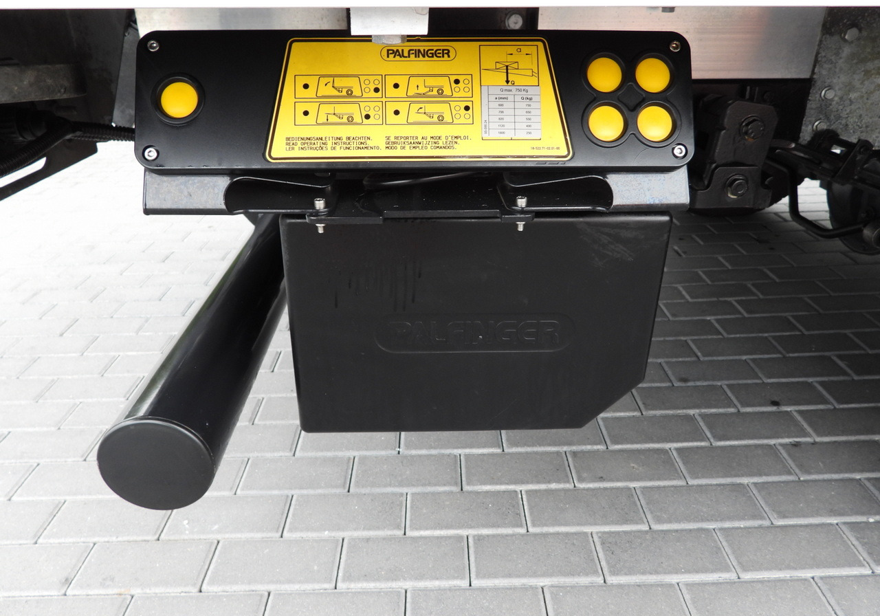 Utilitaire rideaux coulissants (PLSC) IVECO DAILY 35S18 TARPAULIN LIFT 8 PALLETS WEBASTO CRUISE CONTROL LED LIGHTS AIR CONDITIONING  180HP: photos 26