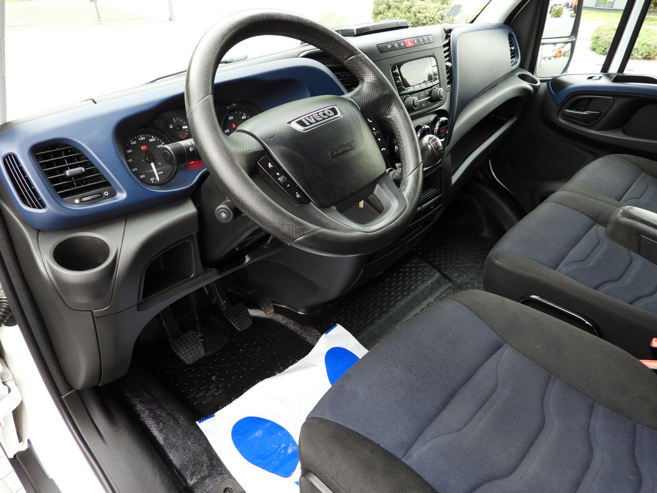 IVECO DAILY 50C15 TARPAULIN 12 PALLETS CRUISE CONTROL TWIN WHEELS AIR CONDITIONING  150HP - Utilitaire rideaux coulissants (PLSC): photos 2 IVECO DAILY 50C15 TARPAULIN 12 PALLETS CRUISE CONTROL TWIN WHEELS AIR CONDITIONING  150HP - Utilitaire rideaux coulissants (PLSC): photos 2