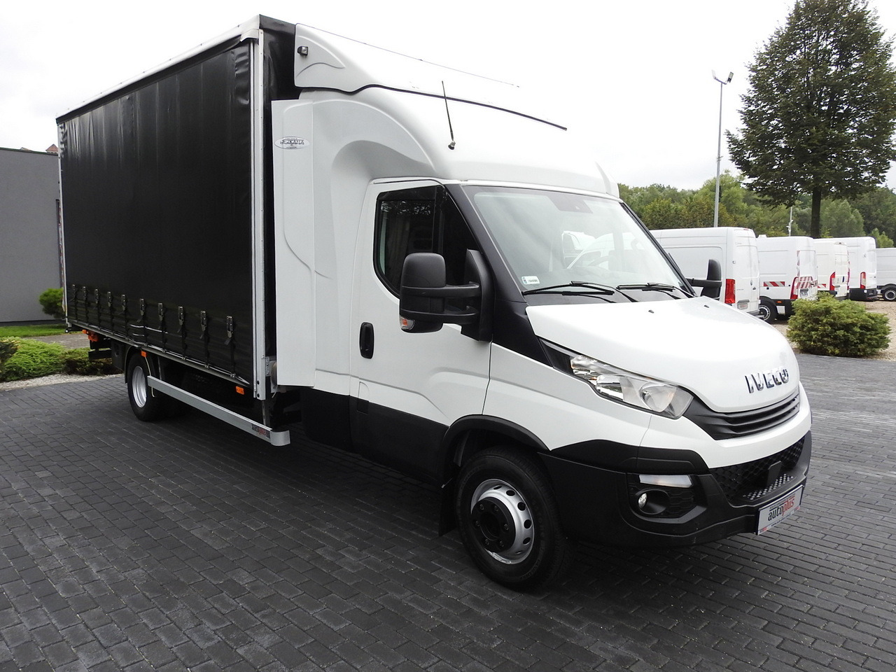 IVECO DAILY 70C18 TARPAULIN LIFT 12 PALLETS WEBASTO CRUISE CONTROL TWIN WHEELS AIR CONDITIONING 180HP - Utilitaire rideaux coulissants (PLSC): photos 4 IVECO DAILY 70C18 TARPAULIN LIFT 12 PALLETS WEBASTO CRUISE CONTROL TWIN WHEELS AIR CONDITIONING 180HP - Utilitaire rideaux coulissants (PLSC): photos 4