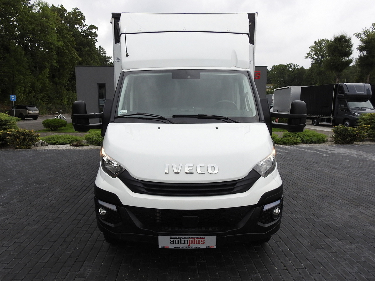 IVECO DAILY 70C18 TARPAULIN LIFT 12 PALLETS WEBASTO CRUISE CONTROL TWIN WHEELS AIR CONDITIONING 180HP - Utilitaire rideaux coulissants (PLSC): photos 5 IVECO DAILY 70C18 TARPAULIN LIFT 12 PALLETS WEBASTO CRUISE CONTROL TWIN WHEELS AIR CONDITIONING 180HP - Utilitaire rideaux coulissants (PLSC): photos 5