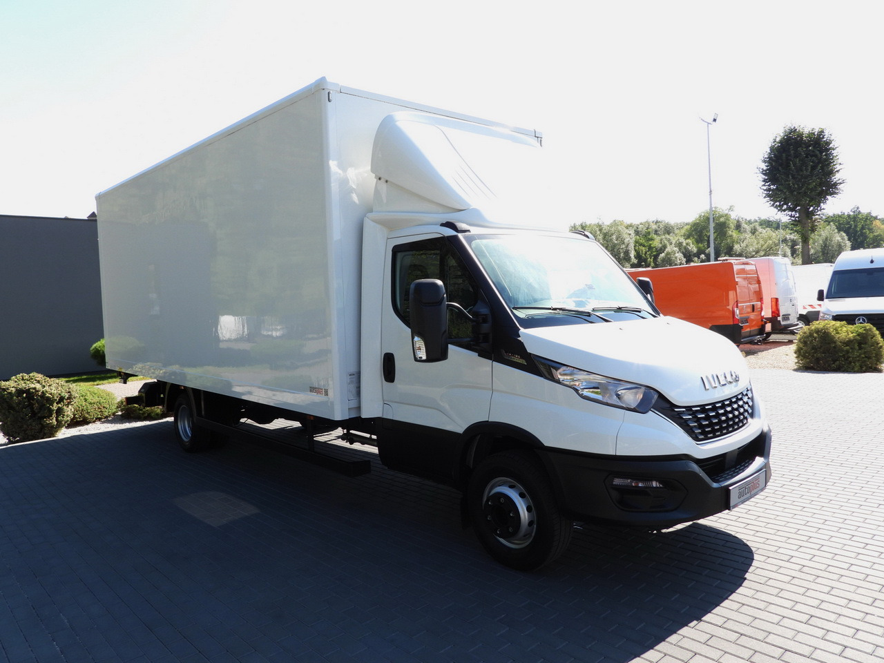 IVECO DAILY 72C18 LIFT 14 PALLETS CRUISE CONTROL PNEUMATICS AUTOMATIC TRANSMISSION HI-MATIC TWIN WHEELS AIR CONDITIONING 180HP - Fourgon grand volume: photos 4 IVECO DAILY 72C18 LIFT 14 PALLETS CRUISE CONTROL PNEUMATICS AUTOMATIC TRANSMISSION HI-MATIC TWIN WHEELS AIR CONDITIONING 180HP - Fourgon grand volume: photos 4