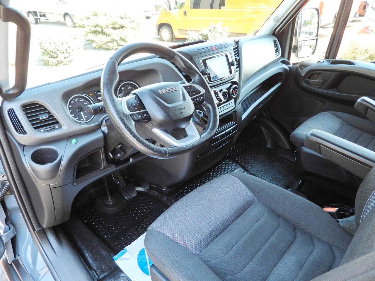 Iveco DAILY 35S18 PRITSCHE PLANE 10 PALETTEN WEBASTO - Utilitaire rideaux coulissants (PLSC), Utilitaire double cabine: photos 2 Iveco DAILY 35S18 PRITSCHE PLANE 10 PALETTEN WEBASTO - Utilitaire rideaux coulissants (PLSC), Utilitaire double cabine: photos 2