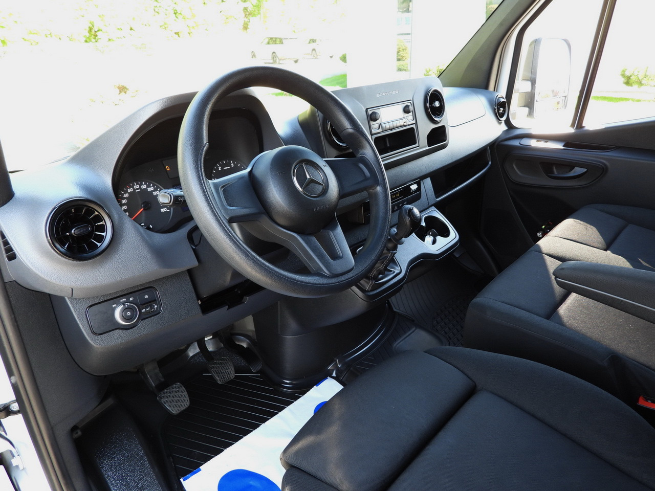 MERCEDES SPRINTER 315 BOX LIFT 8 PALLETS AIR CONDITIONING 150HP - Fourgon grand volume: photos 2 MERCEDES SPRINTER 315 BOX LIFT 8 PALLETS AIR CONDITIONING 150HP - Fourgon grand volume: photos 2