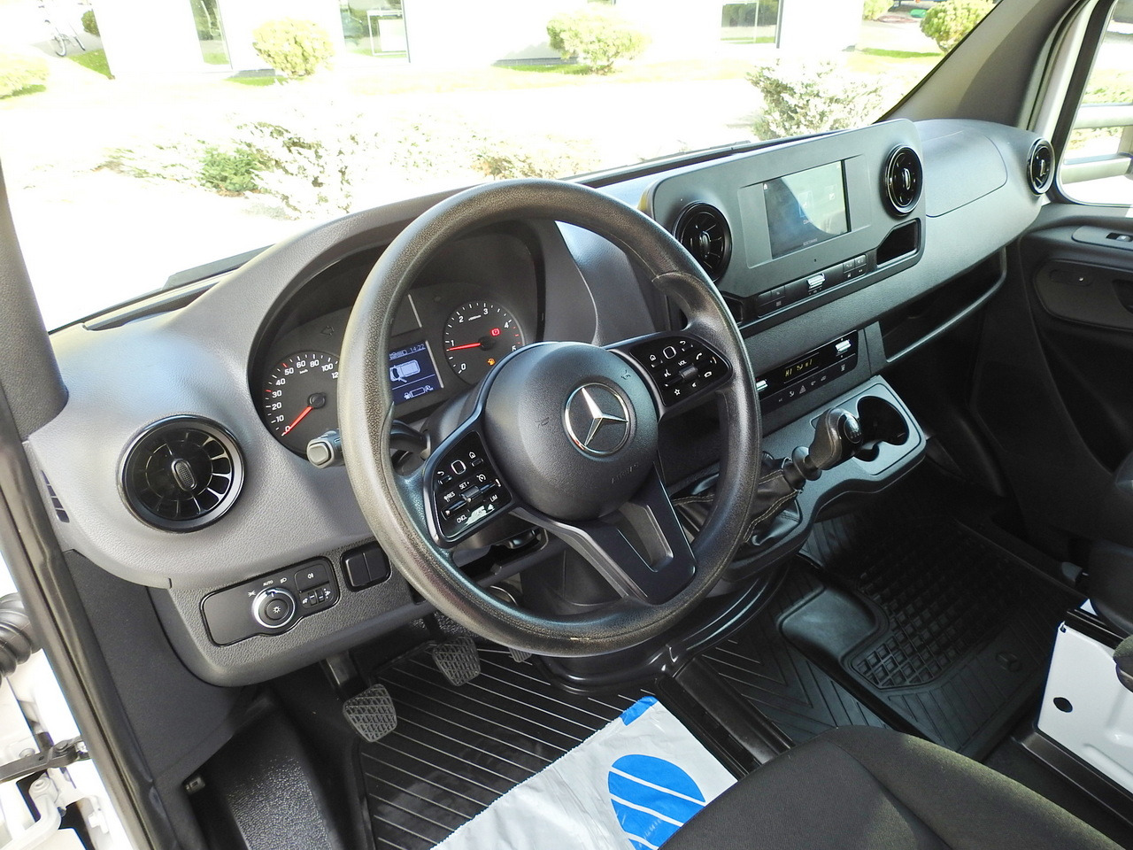 MERCEDES SPRINTER 516 STAKE BODY DOUBLE CABIN DOKA 6 SEATS CRUISE CONTROL AIR CONDITIONING TWIN WHEELS 160HP - Utilitaire double cabine: photos 2 MERCEDES SPRINTER 516 STAKE BODY DOUBLE CABIN DOKA 6 SEATS CRUISE CONTROL AIR CONDITIONING TWIN WHEELS 160HP - Utilitaire double cabine: photos 2