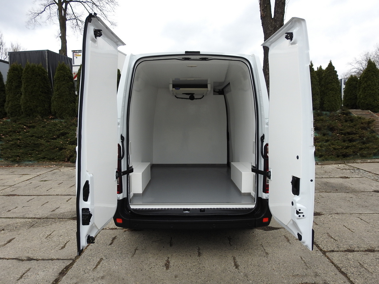 OPEL MOVANO REFRIGERATOR VAN 0*C CRUISE CONTROL NAVIGATION AIR CONDITIONING LED LIGHTS  136HP en leasing occasion OPEL MOVANO REFRIGERATOR VAN 0*C CRUISE CONTROL NAVIGATION AIR CONDITIONING LED LIGHTS  136HP: photos 12