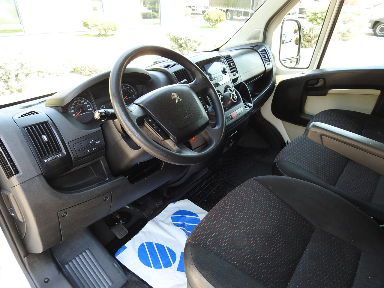 PEUGEOT BOXER BOX DELIVERY VAN 7 SEATS 110HP - Fourgon utilitaire: photos 2 PEUGEOT BOXER BOX DELIVERY VAN 7 SEATS 110HP - Fourgon utilitaire: photos 2