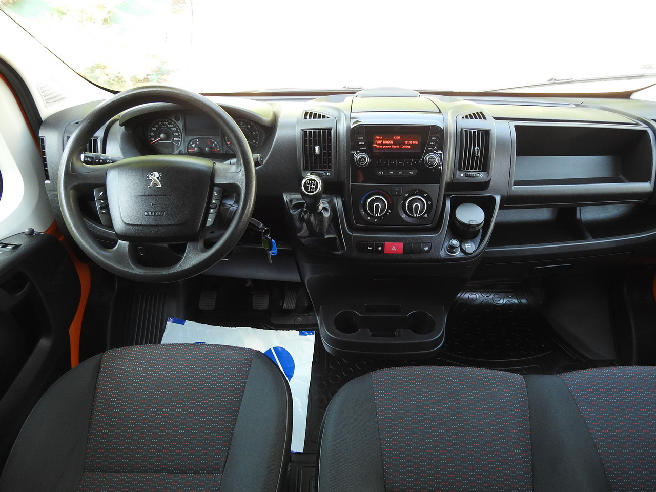 PEUGEOT BOXER BOX DELIVERY VAN 7 SEATS AIR CONDITIONING 120HP - Fourgon utilitaire: photos 2 PEUGEOT BOXER BOX DELIVERY VAN 7 SEATS AIR CONDITIONING 120HP - Fourgon utilitaire: photos 2