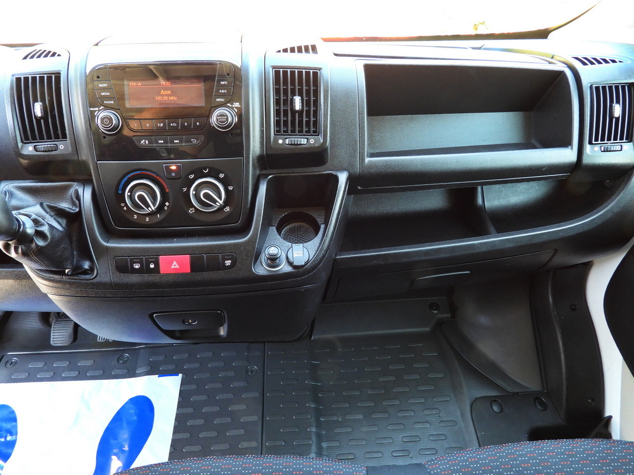 PEUGEOT BOXER BOX LIFT 8 PALLETS CRUISE CONTROL AIR CONDITIONING  130HP en leasing occasion PEUGEOT BOXER BOX LIFT 8 PALLETS CRUISE CONTROL AIR CONDITIONING  130HP: photos 30