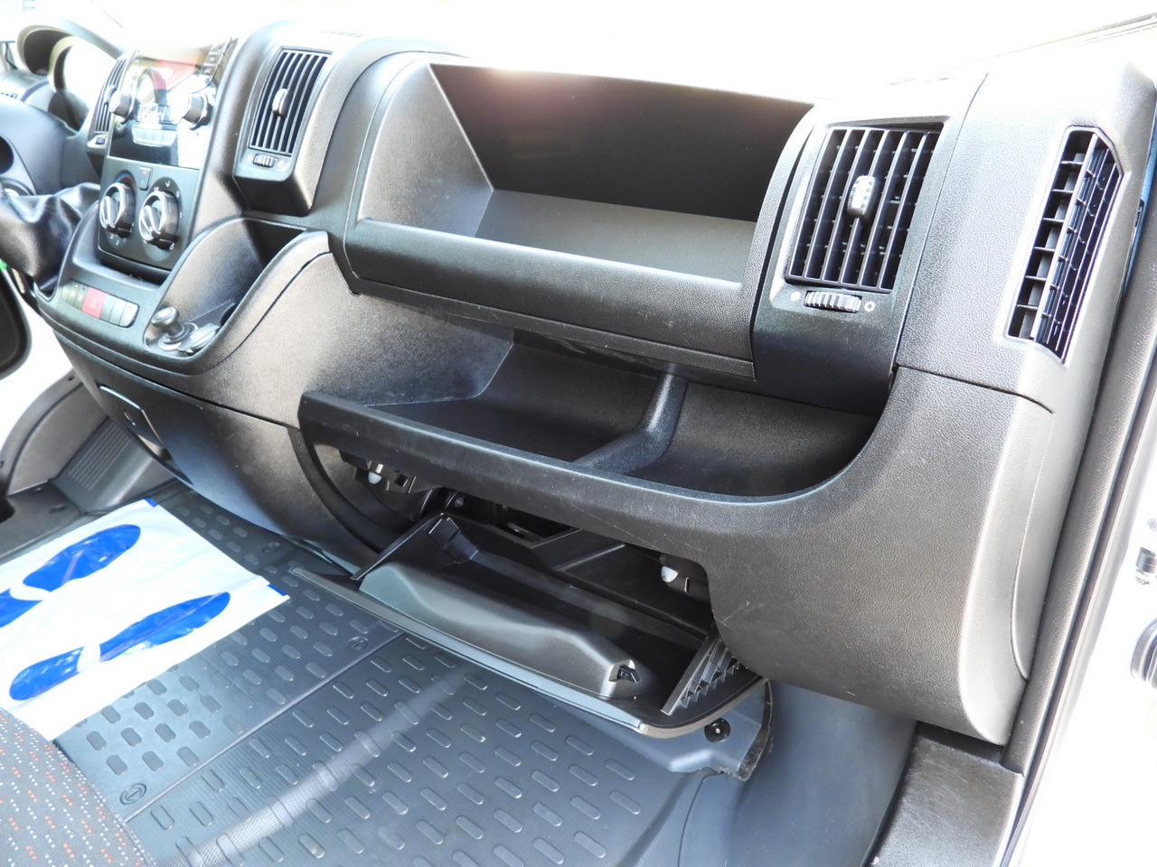 PEUGEOT BOXER BOX LIFT 8 PALLETS CRUISE CONTROL AIR CONDITIONING  130HP en leasing occasion PEUGEOT BOXER BOX LIFT 8 PALLETS CRUISE CONTROL AIR CONDITIONING  130HP: photos 40