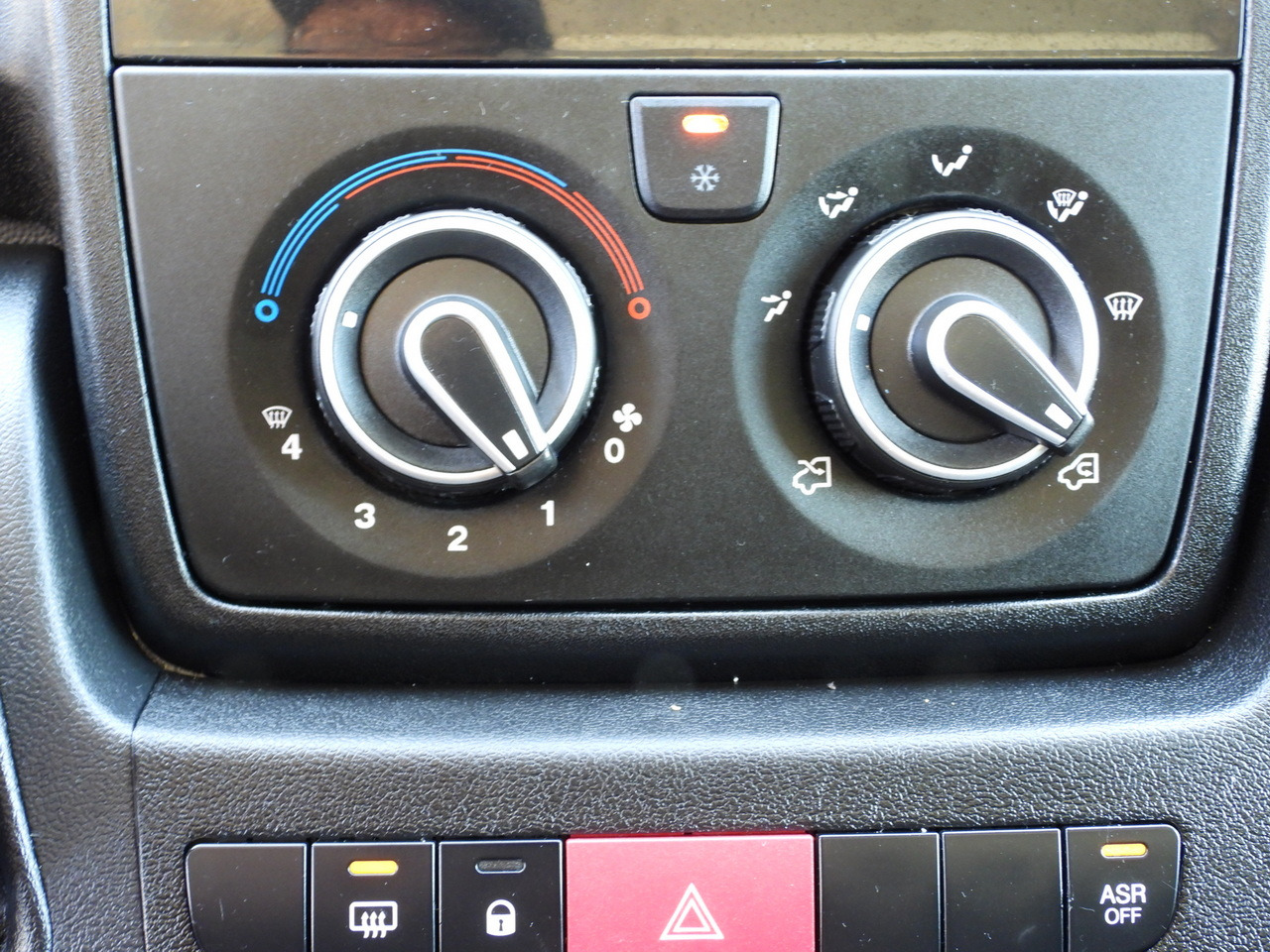 PEUGEOT BOXER BOX LIFT 8 PALLETS CRUISE CONTROL AIR CONDITIONING  130HP en leasing occasion PEUGEOT BOXER BOX LIFT 8 PALLETS CRUISE CONTROL AIR CONDITIONING  130HP: photos 33