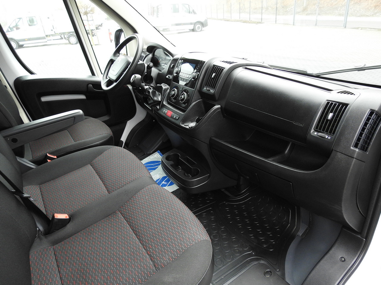 PEUGEOT BOXER BOX LIFT 8 PALLETS CRUISE CONTROL AIR CONDITIONING  140HP en leasing occasion PEUGEOT BOXER BOX LIFT 8 PALLETS CRUISE CONTROL AIR CONDITIONING  140HP: photos 35
