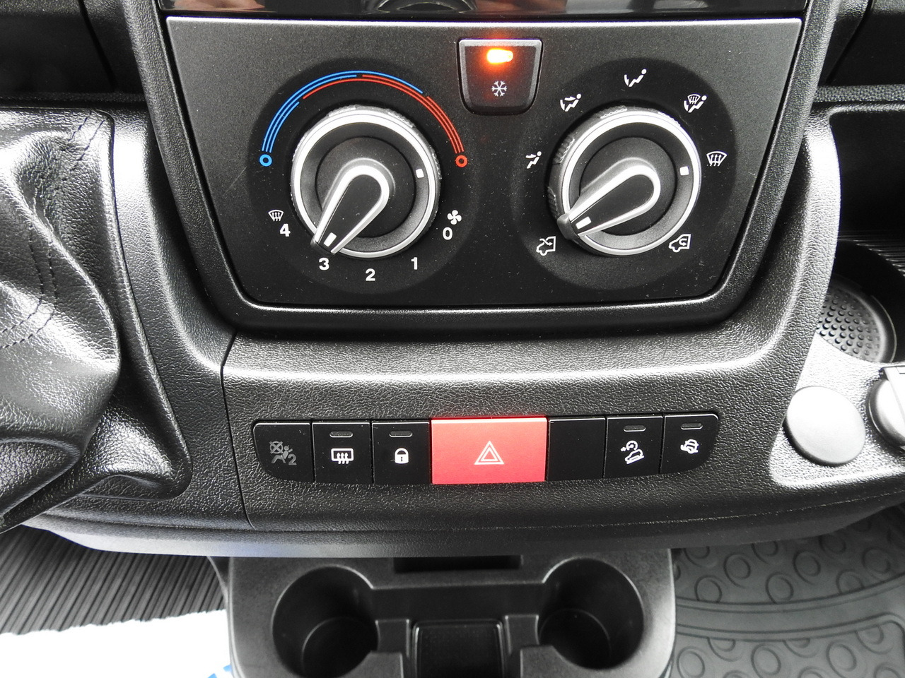 PEUGEOT BOXER BOX LIFT 8 PALLETS CRUISE CONTROL AIR CONDITIONING  140HP en leasing occasion PEUGEOT BOXER BOX LIFT 8 PALLETS CRUISE CONTROL AIR CONDITIONING  140HP: photos 32