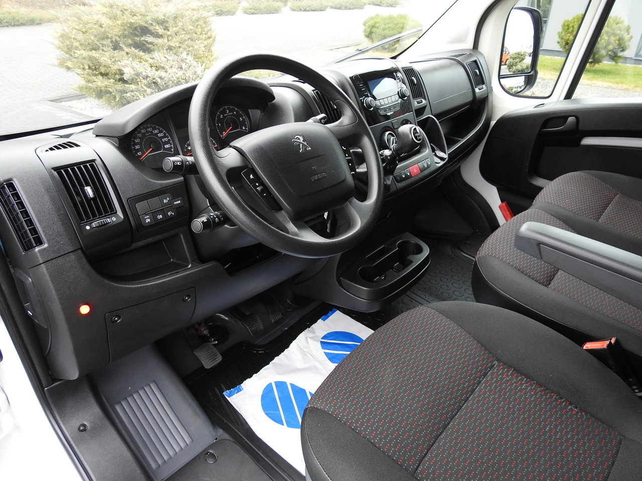 PEUGEOT BOXER BOX LIFT 8 PALLETS CRUISE CONTROL AIR CONDITIONING 140HP - Fourgon grand volume: photos 2 PEUGEOT BOXER BOX LIFT 8 PALLETS CRUISE CONTROL AIR CONDITIONING 140HP - Fourgon grand volume: photos 2